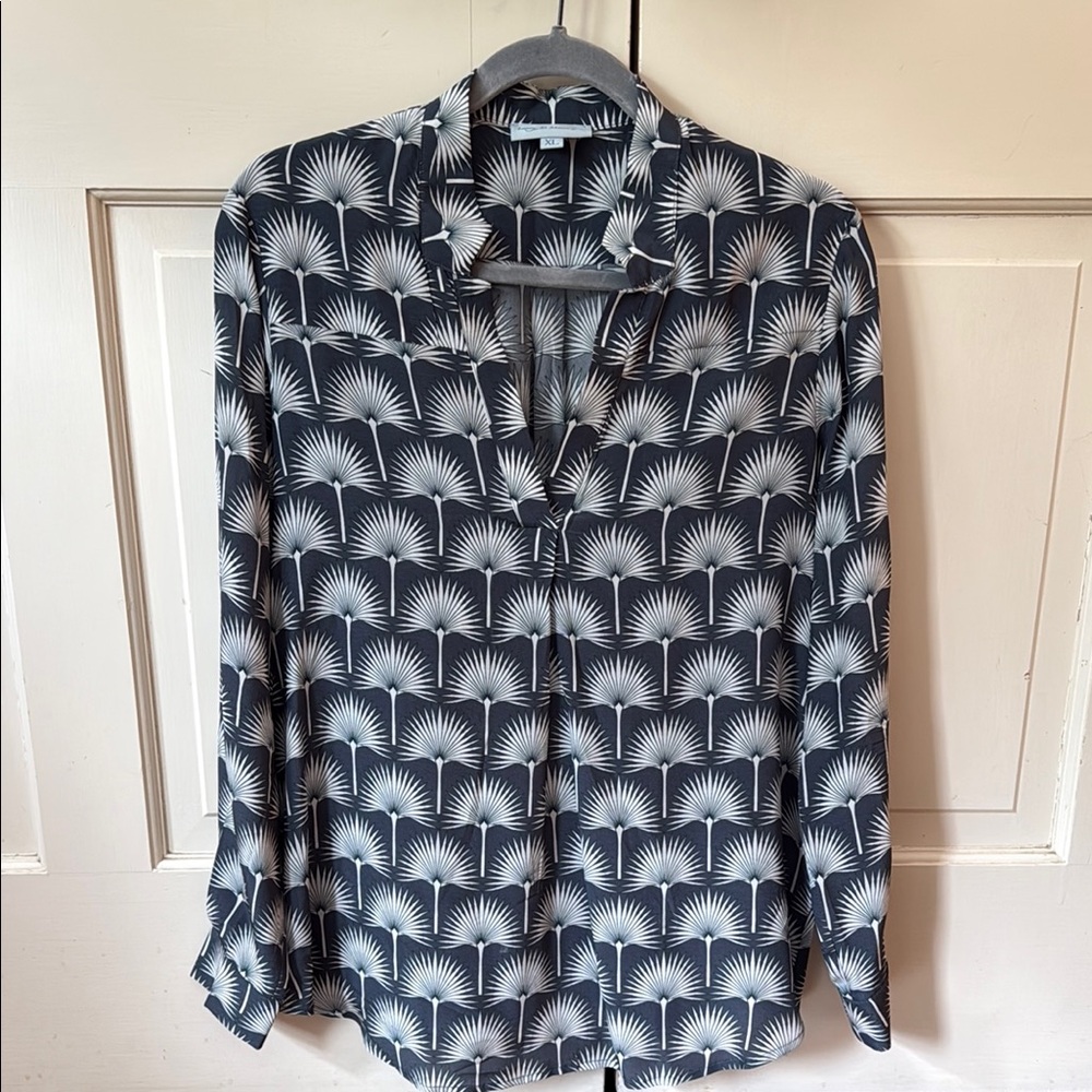 Lotty B. Mystique Silk Kim blouse in single fan repeat, navy & white